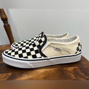 Beige/Black Checkered Van